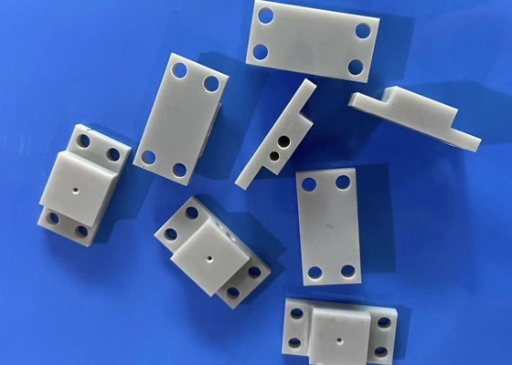 قطعات سرامیکی آلومینا نیترید 15KV/mm استحکام دی الکتریک 4.5-5.5x10-6/K