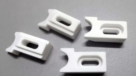 7.2 X 10-6/K گسترش حرارتی Al2O3 سرامیک 3000 MPa مقاومت فشرده سازی